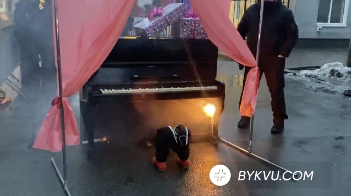 Под ОП привезли «рояль» и поздравили Зеленского с Днем рождения (Видео)
