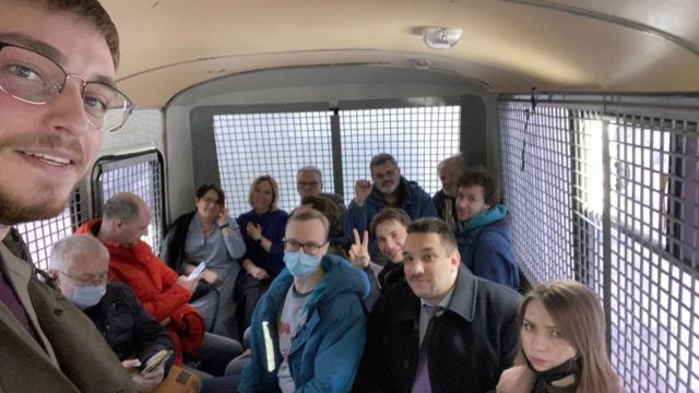 Санитары в бронежилетах - силовики сорвали форум российских оппозиционных депутатов
