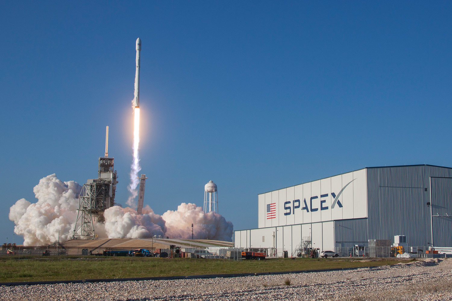 Ракета Falcon 9 компании Маска вывела на орбиту десятки спутников и побила рекорд: видео