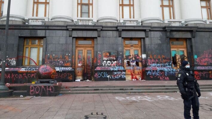 Протесты на Банковой: В «Слуге народа» назвали запуск фейерверков «дикарством»