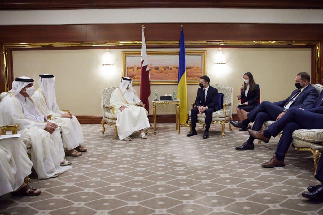 Лучше бы встречи в Катаре не было: сидеть нога на ногу и демонстрировать подошву своей обуви - считается неприличным жестом и оскорблением