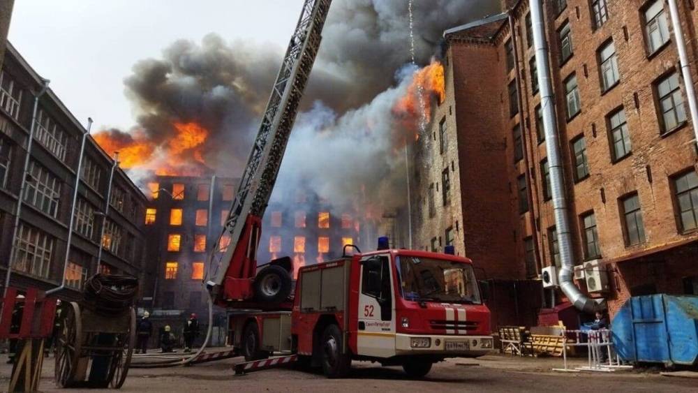 Дым окутал половину города: в Санкт-Петербурге вспыхнул мощный пожар, есть жертва, видео