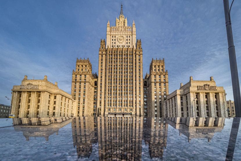 «Зеркальный ответ»: Россия высылает 10 сотрудников посольства США
