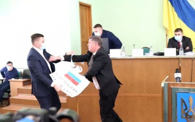 В Херсонском облсовете депутаты «ЕС» и «ОПЗЖ» устроили потасовку из-за флага РФ