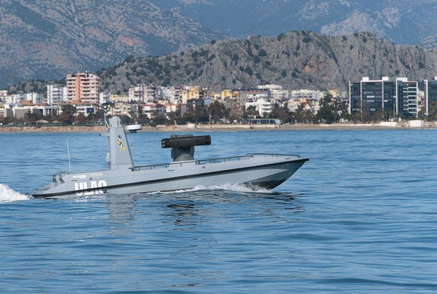 Турция испытала беспилотный боевой катер