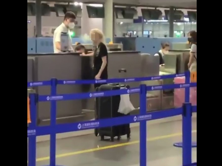 Россиянка устроила скандал в аэропорту Шанхая, курила и справила нужду у стойки регистрации. Видео