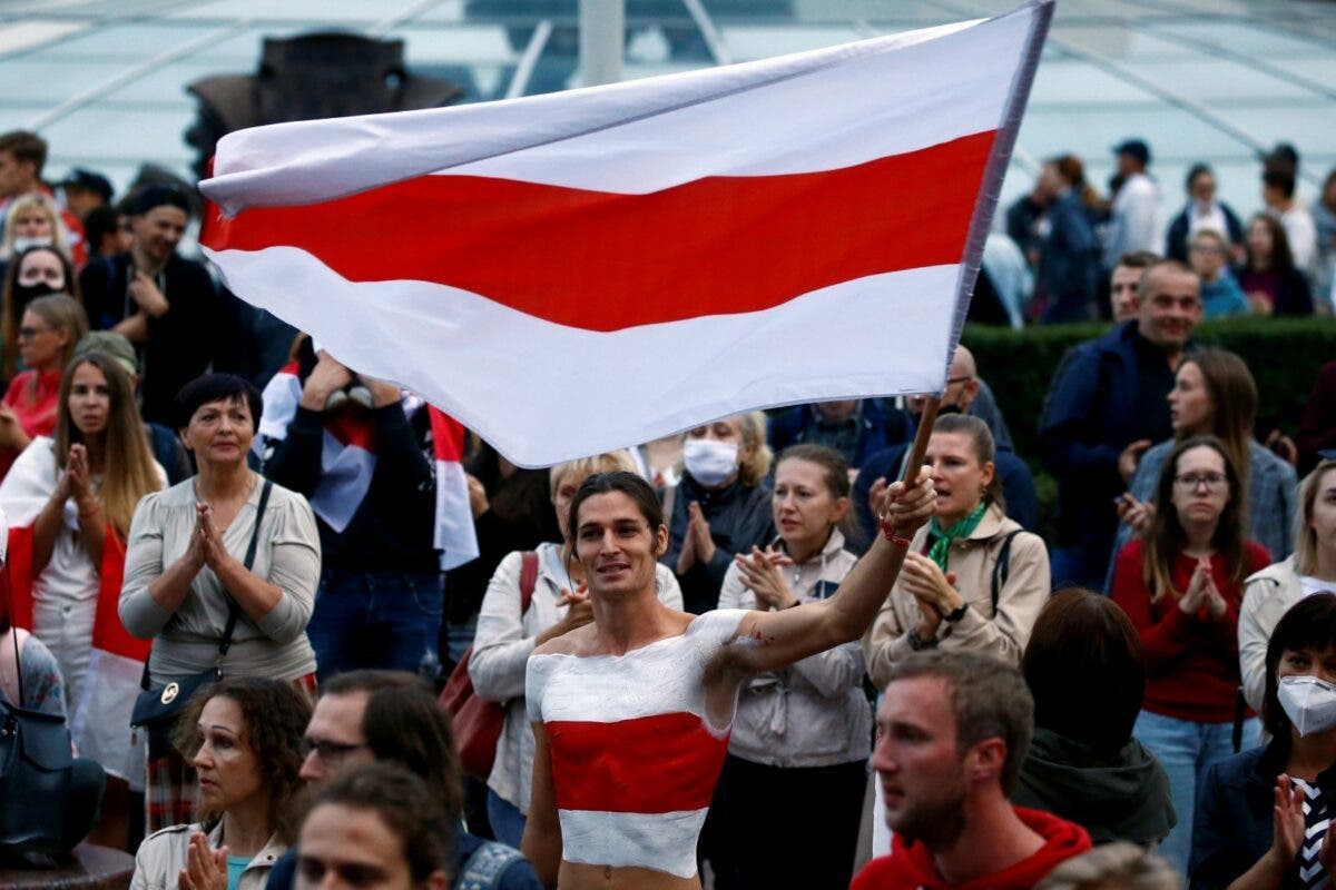 МВД Беларуси хочет признать бело-красно-белый флаг и лозунг «Жыве Беларусь» нацистскими символами (Видео)