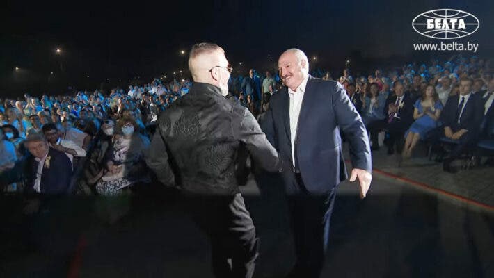 Гордону можно было? Рэпер Серега выступил в Беларуси и обнимался с Лукашенко. ВИДЕО