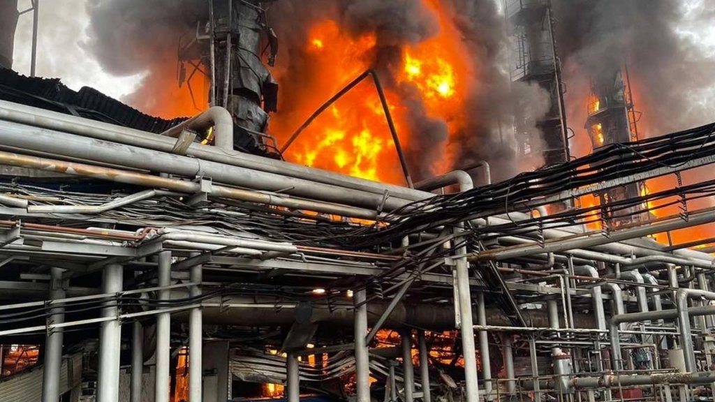 Взрыв на заводе "Газпрома" остановил добычу газа в Сибири. Прокачка в Европу практически остановлена (Видео)