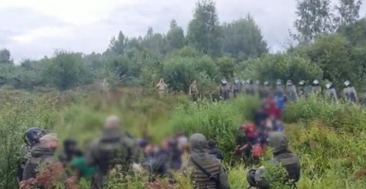Белорусские силовики зашли на территорию Литвы, силой выталкивая мигрантов (Видео)
