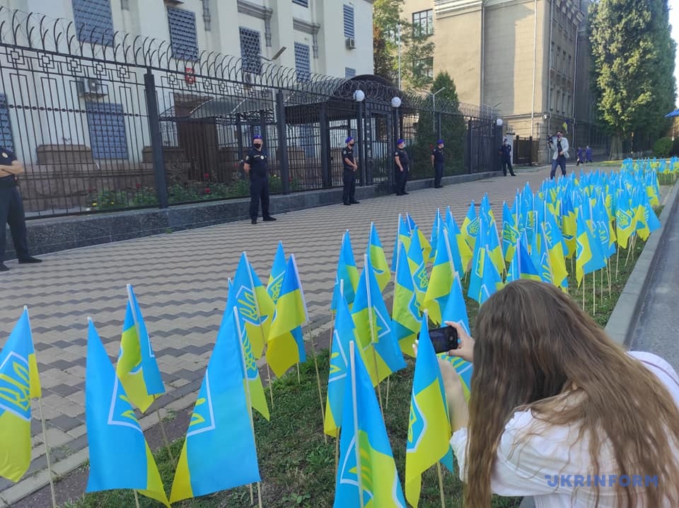 Под посольством РФ установили 150 украинских флагов - организаторы рассказали об акции