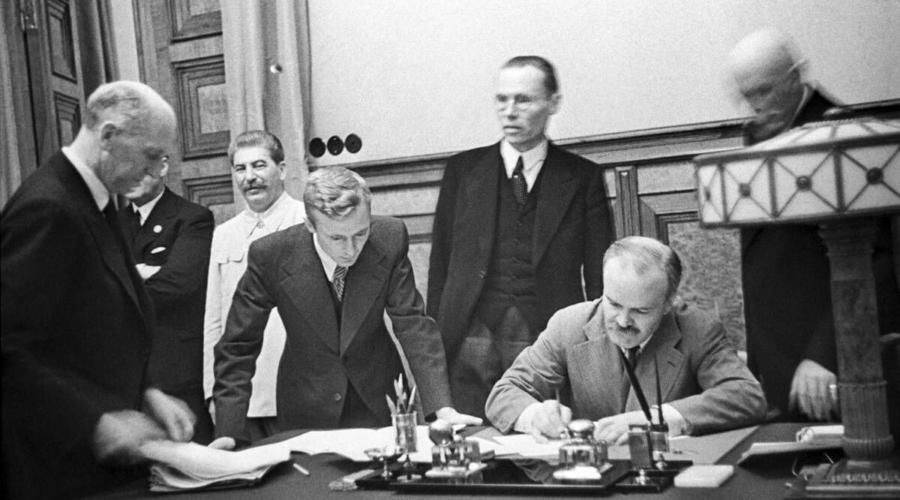 23 августа 1939 года в Москве Молотов и Риббентроп подписали пакт о разделе Восточной Европы