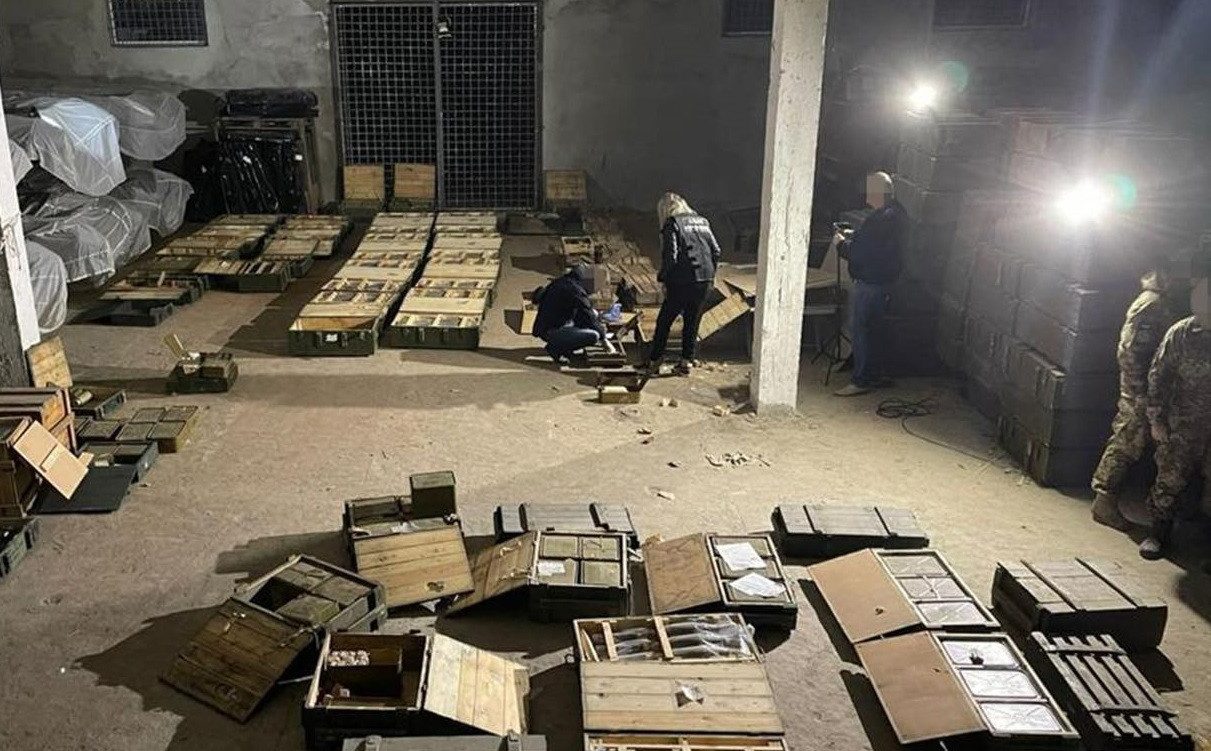 СБУ предотвратила хищение оружия из воинской части: продажи организовал начальник склада. Фото и видео