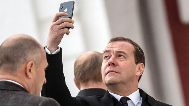 О статье Медведева об Украине: Если бы вы доверились Siri окончательно, тексты, выходящие из-под ваших перьев, сильно выиграли бы в качестве