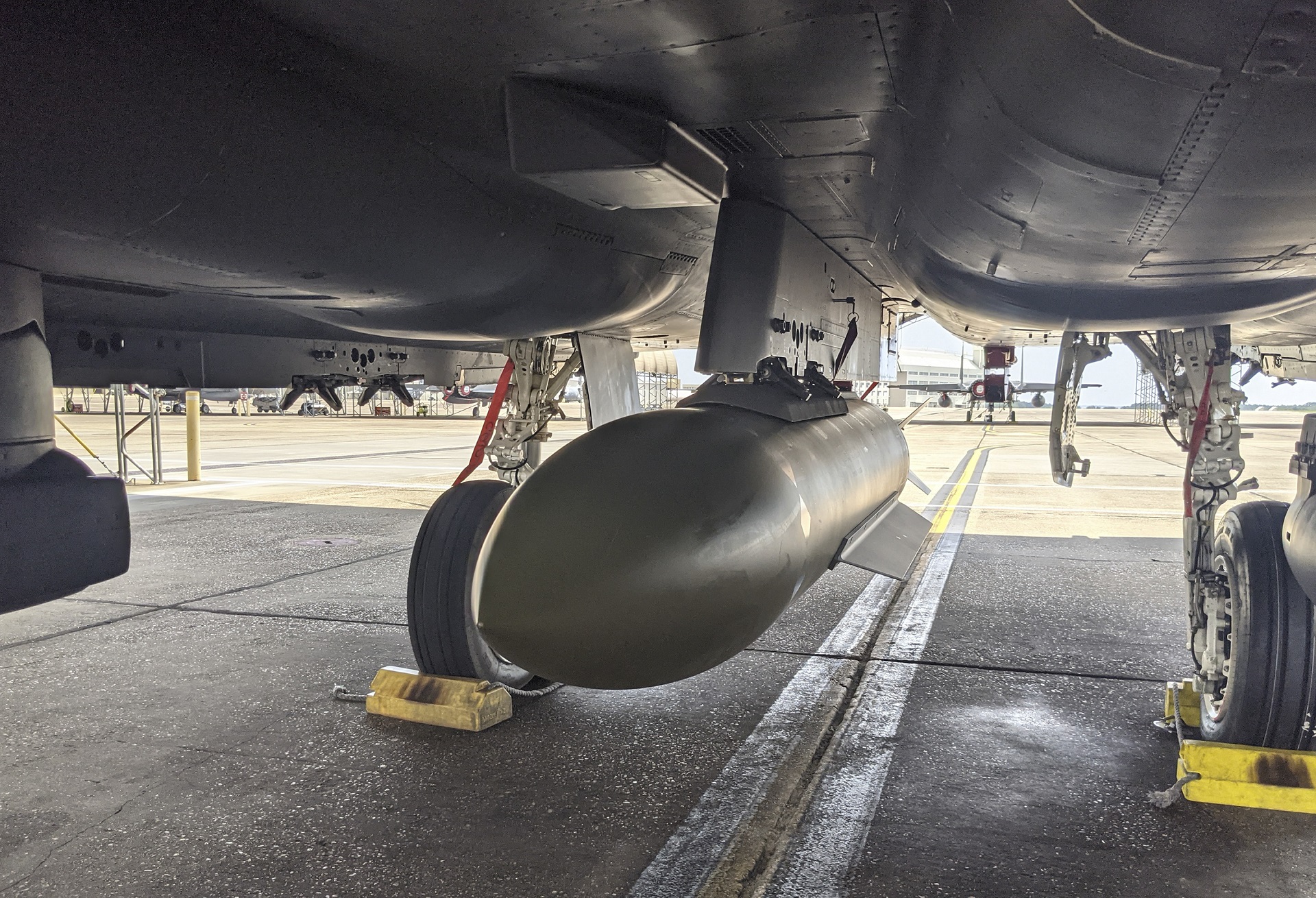 В США успешно испытали новую мощную противобункерную авиабомбу