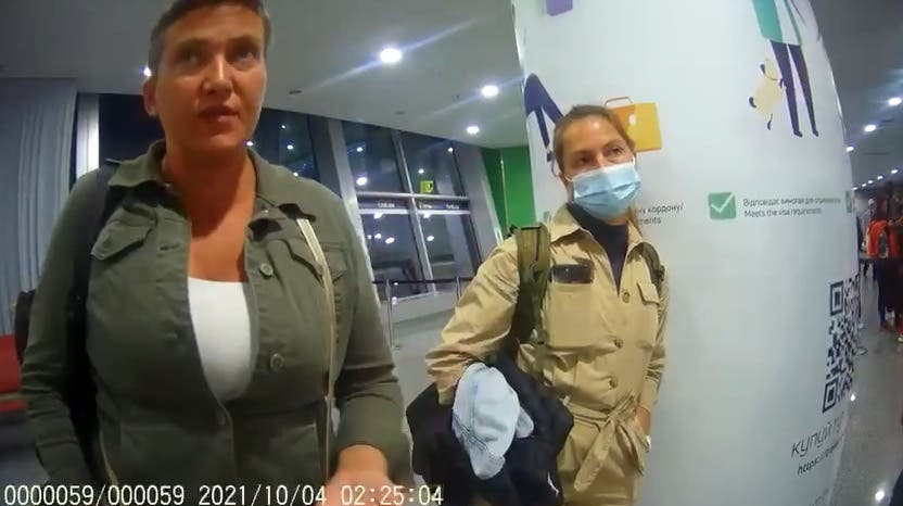 «Де у вас є туалет и покурить?»: Появилось видео задержания сестер Савченко в аэропорту