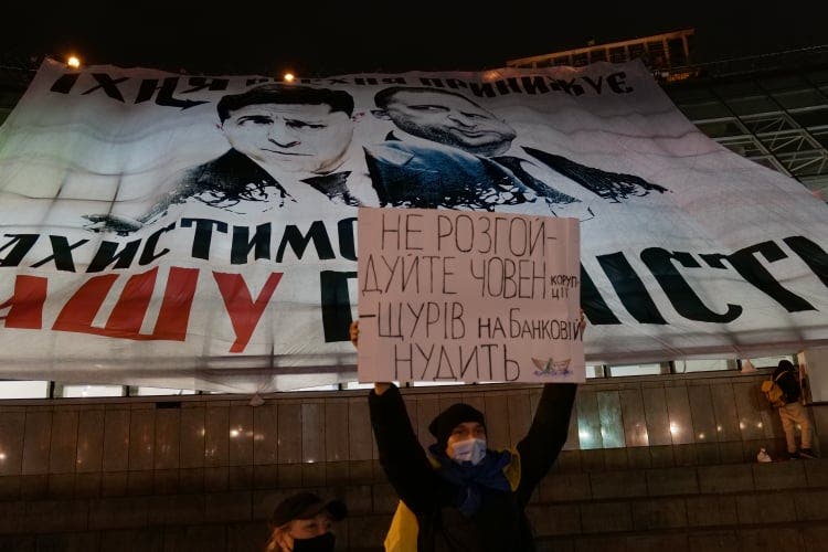 ✔️ «Их ложь унижает»: На Майдане развернули баннер против Зеленского и Ермака (Видео)