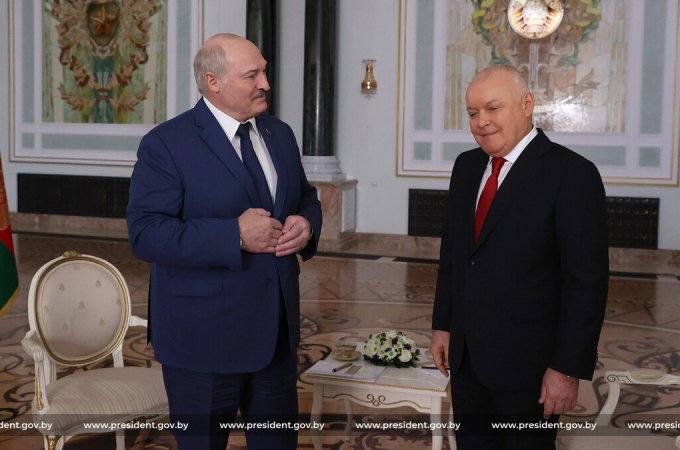 Лукашенко пригрозил, что Беларусь может вернуть ядерное оружие