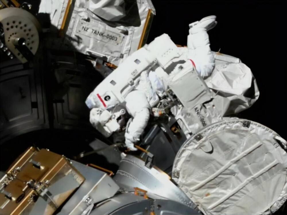 Астронавты NASA вышли в открытый космос, чтобы починить антенну МКС