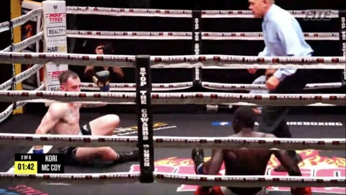 В Австралии боксерский бой закончился редчайшим двойным нокдауном (Видео)