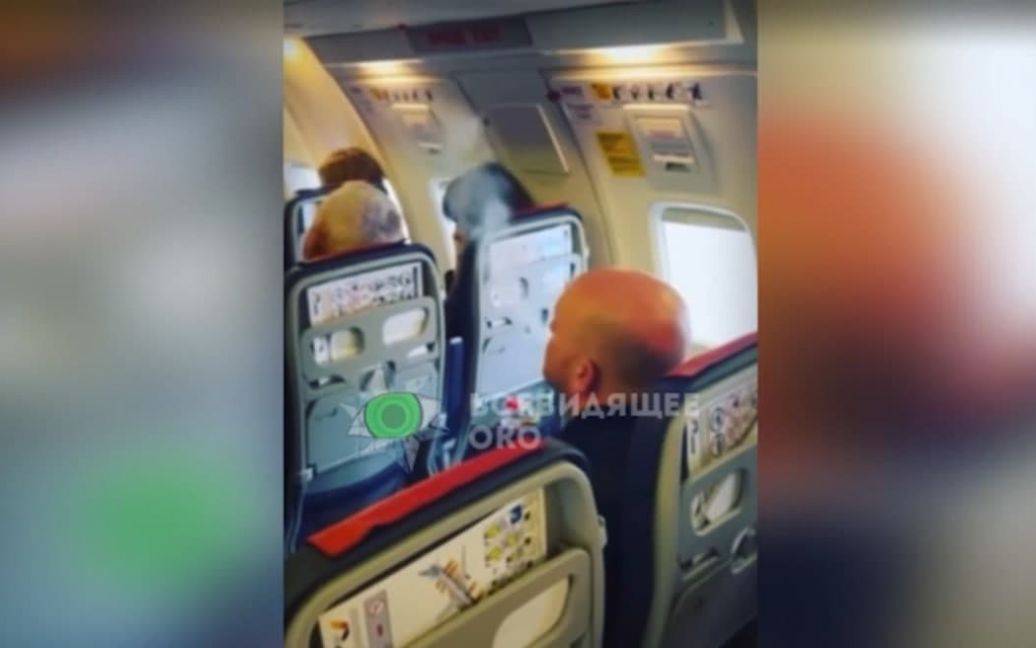 «Я тебе щас эту соску в ж*пу засуну. Тут дети»: В самолете украинка обматерила курящего вейп мужчину (Видео)