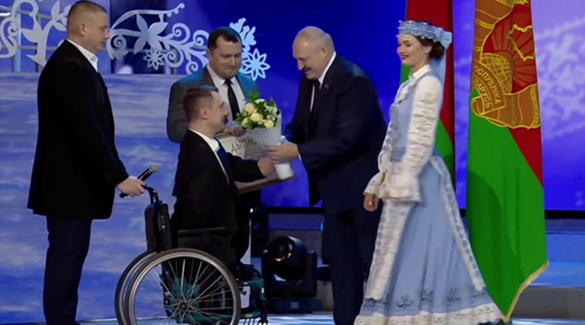 Лукашенко оконфузился, пытаясь дать букет мужчине без рук (Видео)
