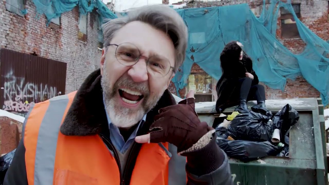 «Пока так»: Шнуров выпустил клип о коммунальных проблемах Санкт-Петербурга и через день "извинился" (Видео)