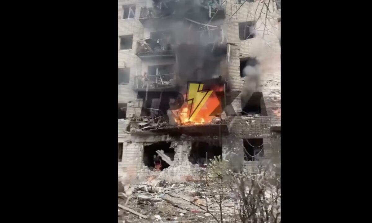 Российский самолет сбросил бомбы на харьковский завод. Авиаудар разрушил жилой дом и больницу (Видео)