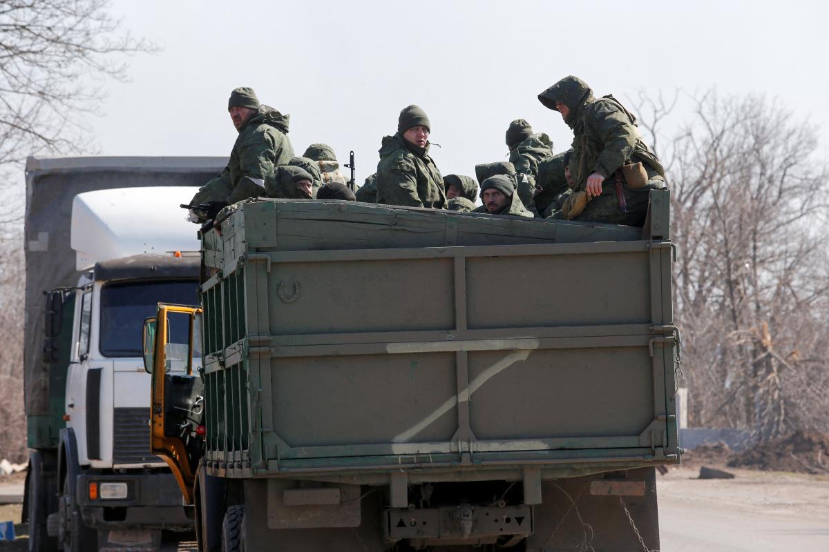 Российские оккупанты воруют ковры из домов на Киевщине (видео)