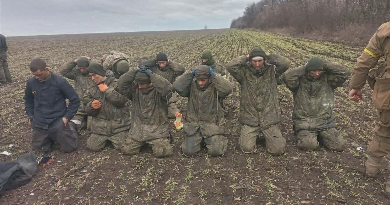 Солдаты Путина отказывается воевать в «лаптях тактических» - оккупанты одеты как бомжи.
