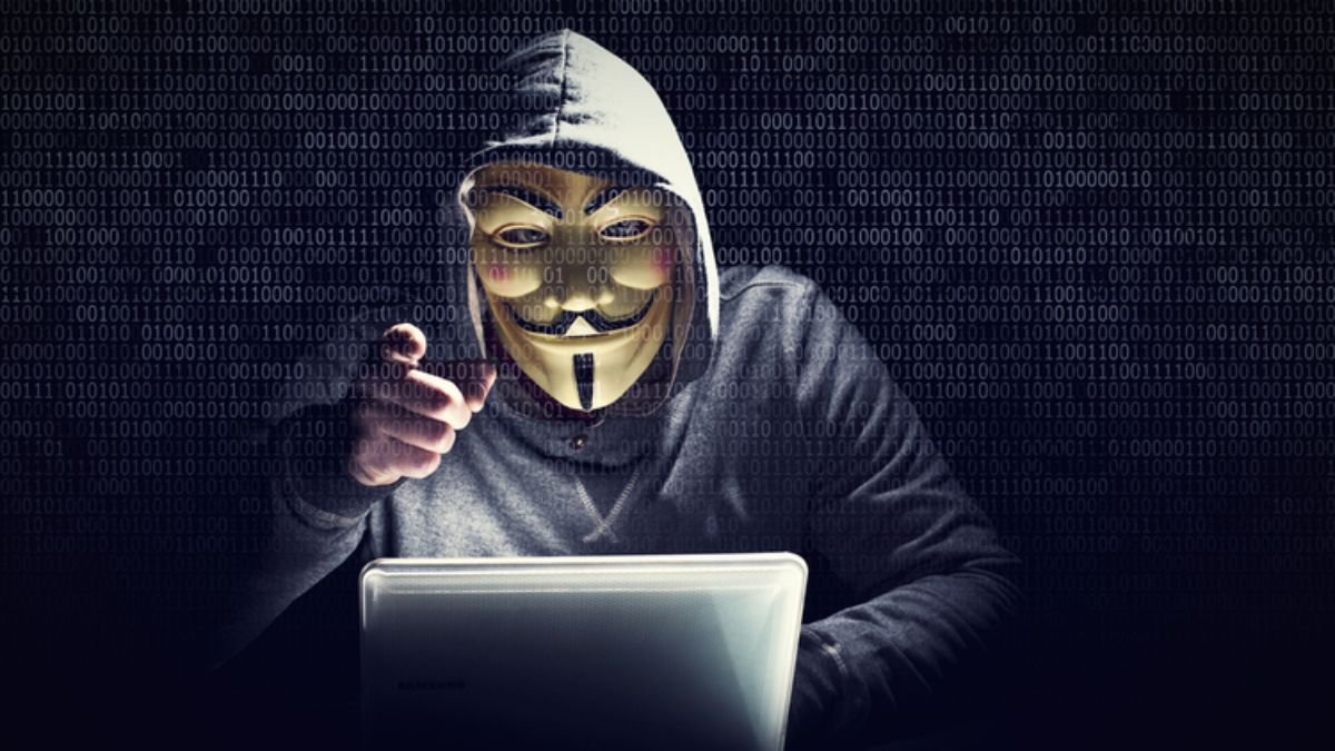 Хакеры Anonymous "слили" базу Центробанка РФ и записали обращение к Путину (видео)