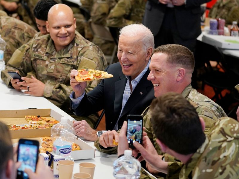 Плечом к плечу и с пиццей в руках: Байден показал Путину, как нужно встречаться с людьми, фото
