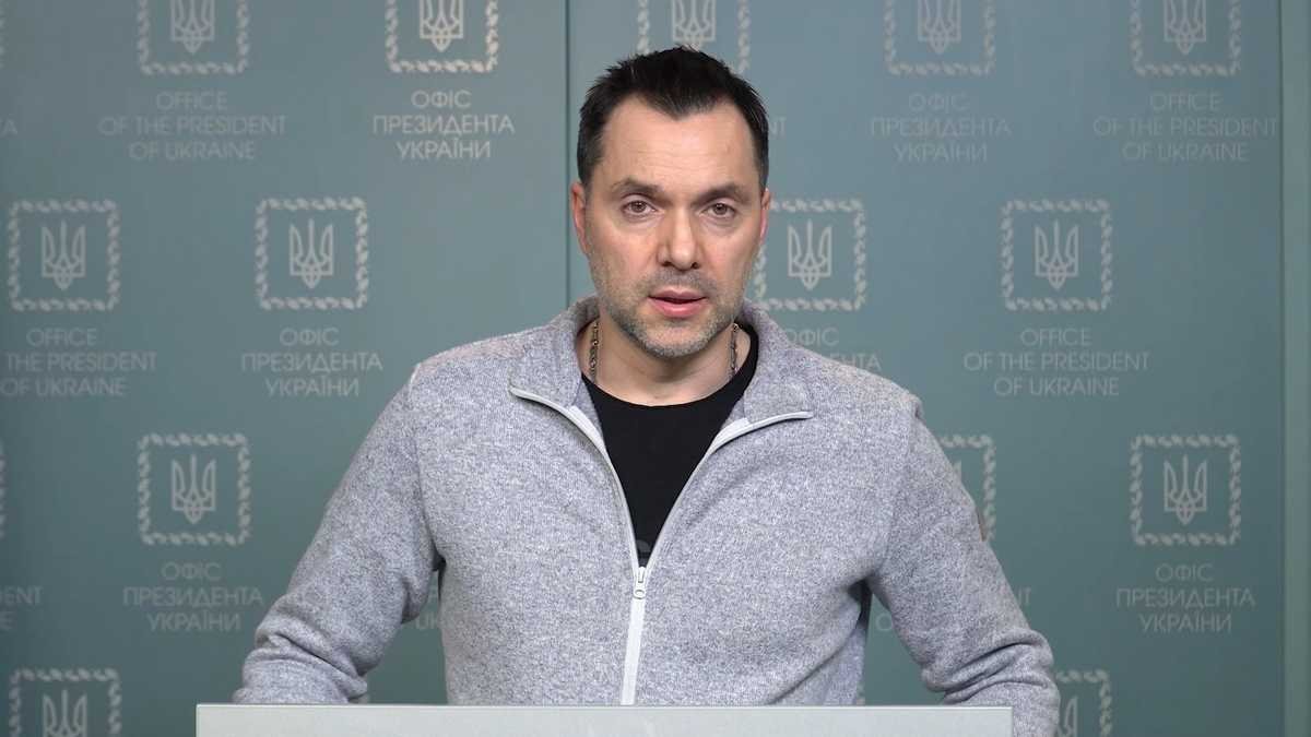 Враг отброшен на севере и напирает на юге: Арестович рассказал о ситуации на фронте (Видео)