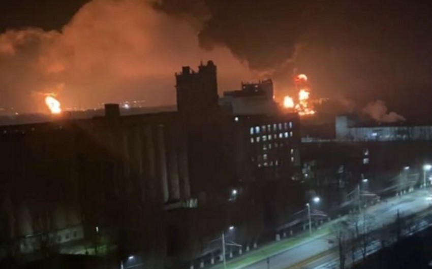 ❗️ Взрывы, пожар, эвакуация: на нефтебазе в Брянске случилось огненное ЧП (Видео)