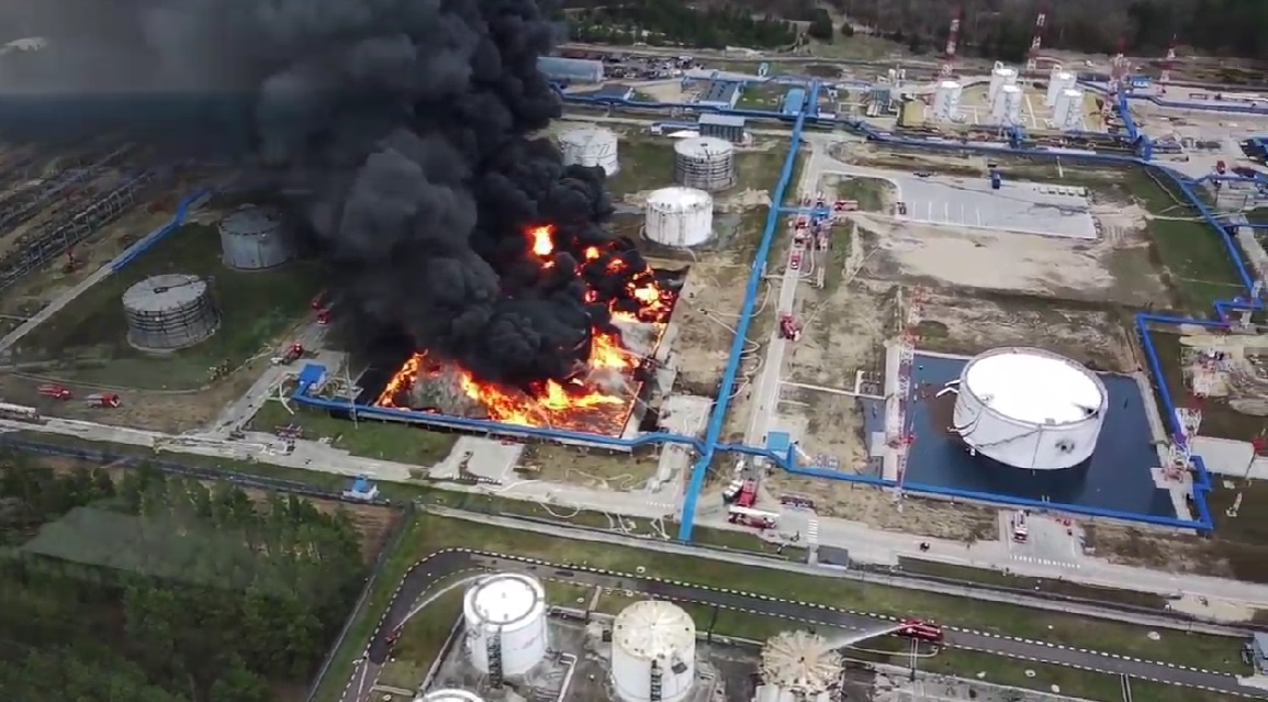 Пожары на нефтебазах в Брянске сняли с дрона. Они продолжаются более суток. Видео