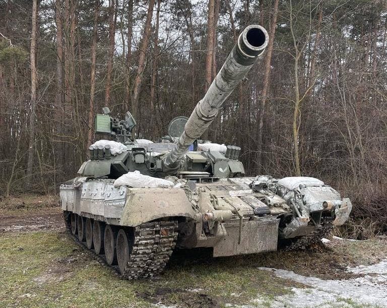 Бросили с полным боекомплектом: ВСУ показали трофейный танк Т-72 оккупантов, видео