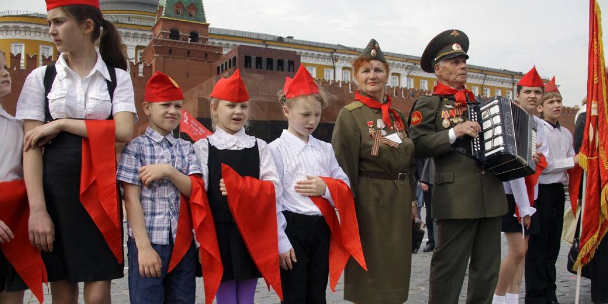 В Москве на красной площади коммунистический шабаш - тысячи детей приняли в пионеры