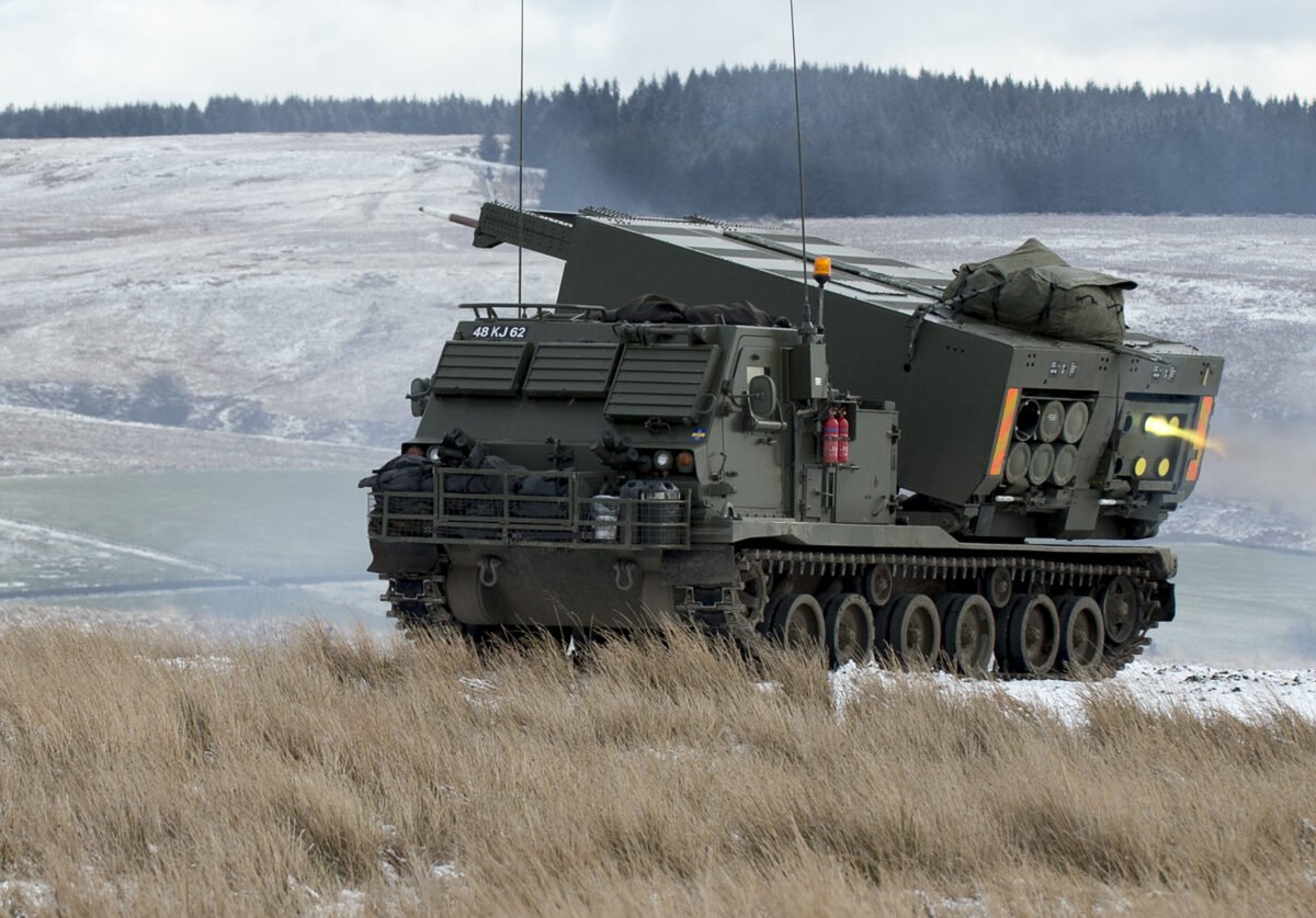 Британия передаст Украине дальнобойные ракетные системы M270