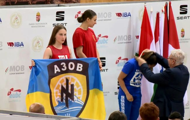 16-летняя украинка на турнире по боксу в Венгрии на пьедестале подняла флаг "Азова"