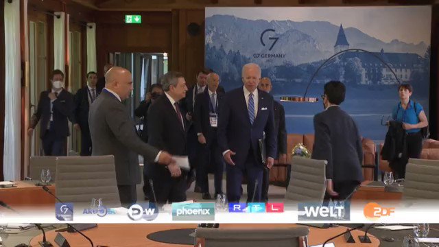 "Раздеваться будем?" Джонсон с лидерами G7 высмеял фото Путина с голым торсом (Видео)