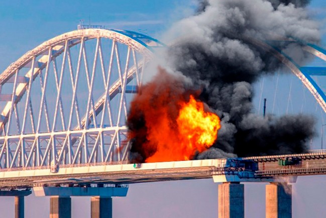 Оккупанты испугались удара по Крымскому мосту и начали усиливать оборону: видео
