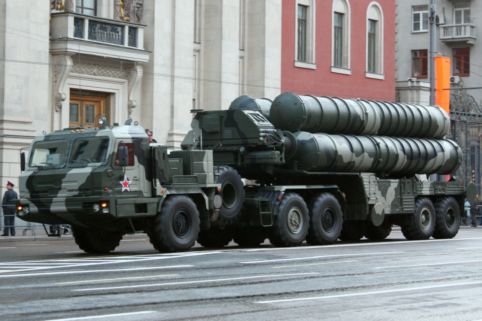 Российская С-400 ловит ракеты, как российские футболисты - мячи, - Подоляк