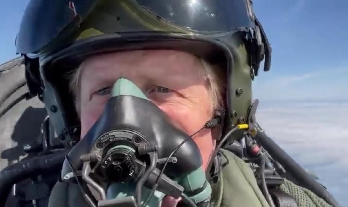 Борис Джонсон полетал на истребителе Typhoon и показал захватывающие кадры (видео)