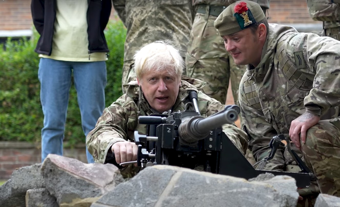 "Вы победите". Джонсон потренировался с украинскими военными в Великобритании. Видео