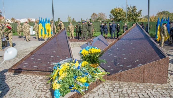 Оккупанты уничтожили Мемориал памяти военнослужащим – мариупольцам, погибшим в украинско-российской войне