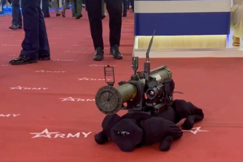 В РФ на форуме «Армия-2022» рукожопые представили робота-собаку с гранатометом с AliExpress