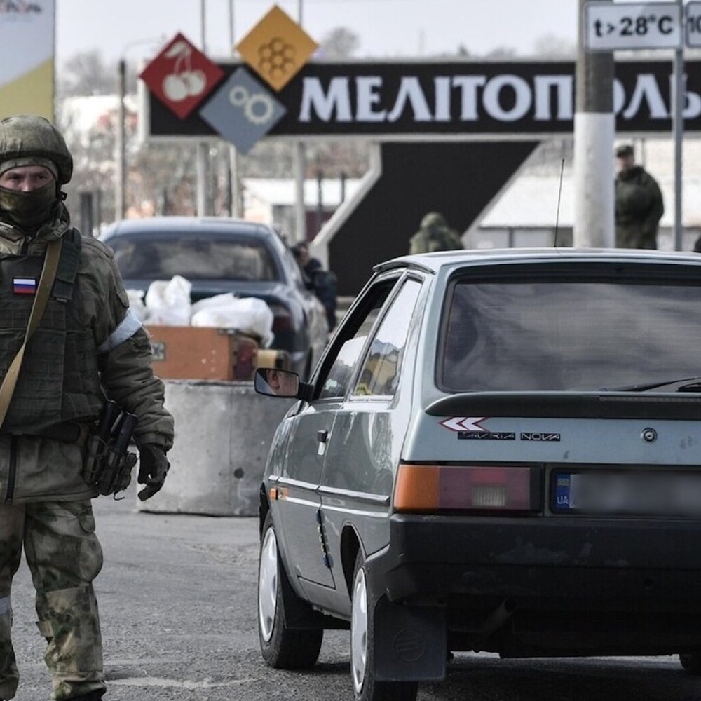 Оккупанты вывозят свои семьи из Мелитополя, местных предателей не пропускают в Крым