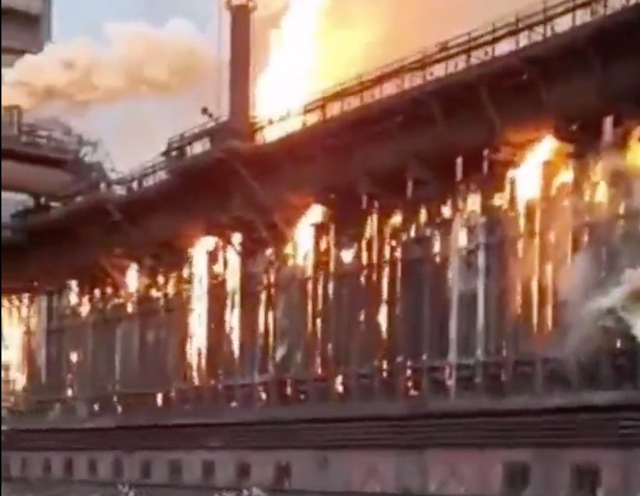 «Огонь, батарея!»: зрелищный пожар на ЕВРАЗ ЗСМК Абрамовича случился в Новокузнецке (ВИДЕО)