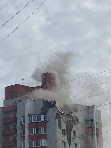 Летела в Харьков. Российская ракета упала на жилой дом в Белгороде (видео)