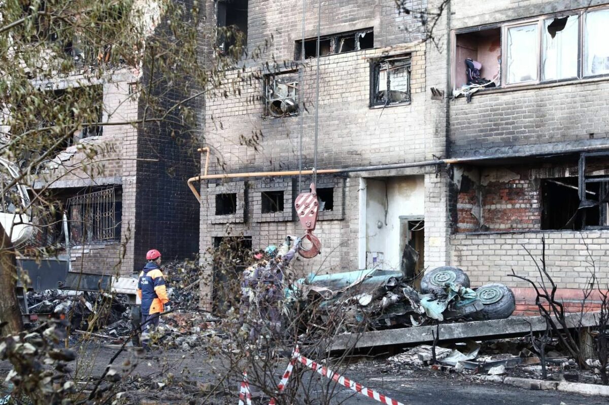 Падение бомбардировщика Су-34 на жилой дом в РФ: Фото и видео последствий
